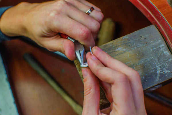 Engraver using tools for ring details