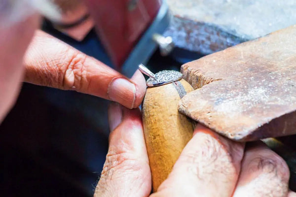 Engraving the position of a jewelry setting with the help of a stereo microscope