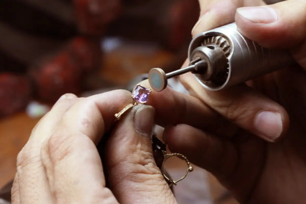 Engraving with pneumatic engraving machines