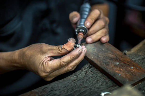 Jewelry engraver uses pneumatic engraving machine to engrave jewelry
