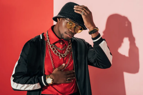 The man who likes hip-hop style wears the right kind of jewelry