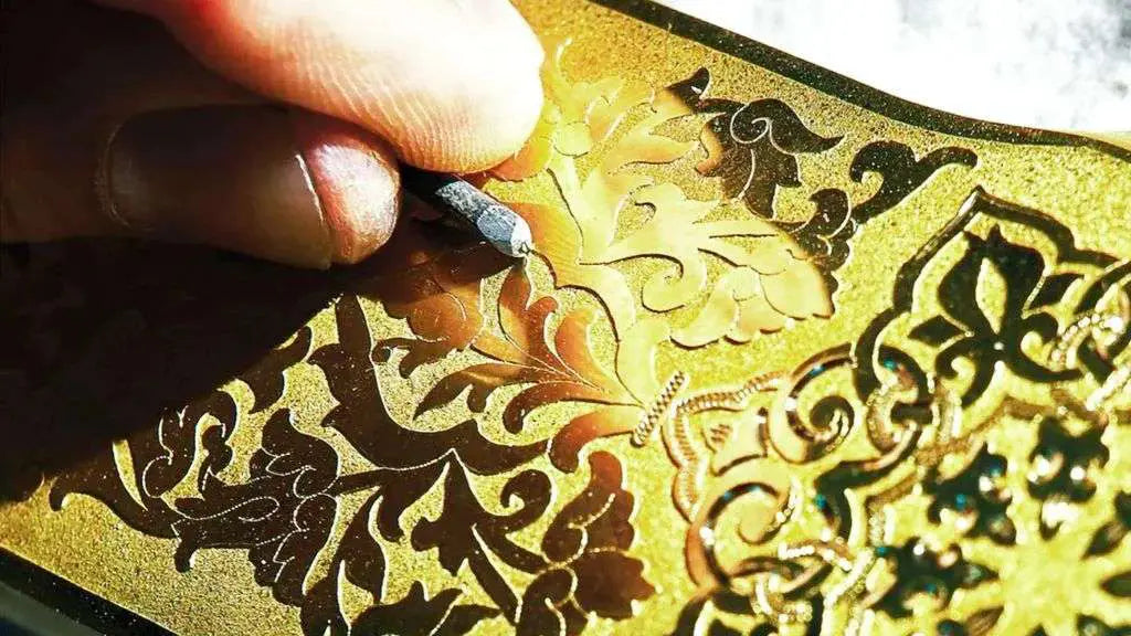 Hand Carving: The Perfect Blend of Traditional and Modern Tools